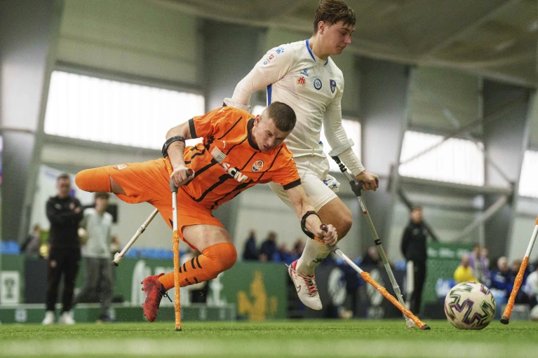 Футболісти «Шахтаря Сталеви» та ФК «Покрова-2» грають під час першого футбольного турніру для поранених у війні в Києві, Україна, 12 січня 2025 року.